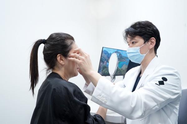 Seoul Facelift & Neck Lift Surgery & Recovery Journey – 10 Days thumbnail 3